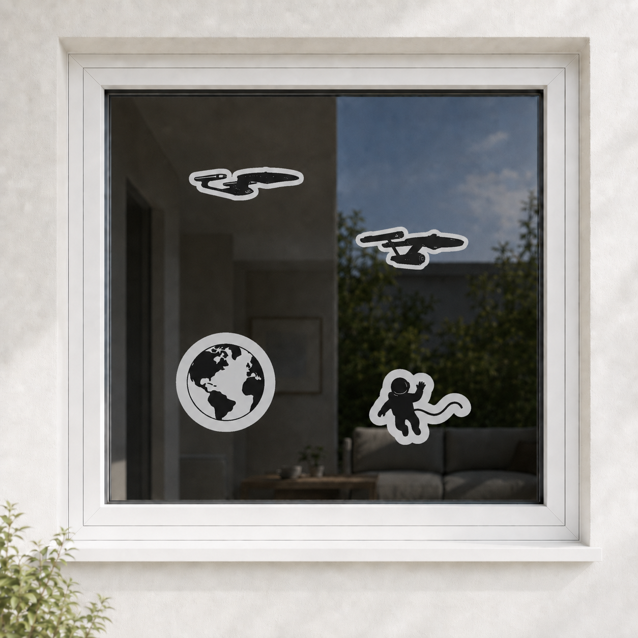 Dekorative Vogelretter-Motive auf einer Fensterscheibe